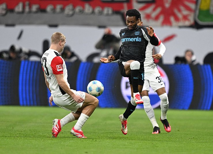 Nathan Tella ist überzeugt davon, die Bayern schlagen zu können. - © Arne Dedert/dpa