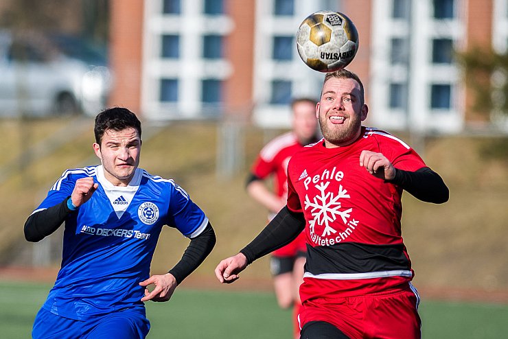 Ballfixiert und doch haushoch verloren: In dieser Szene konzentriert sich der Heidener Marcel Depner (rechts) im Zweikampf mit dem Schlänger Thomas Antidze auf den Ball. - © Egon Penner