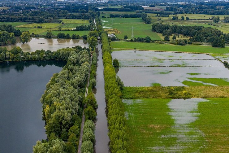 Die Felder sind teilweise überflutet. - © Christoph Reichwein/dpa