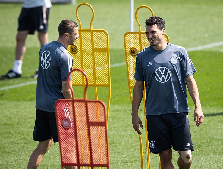 Gosens und Hummels kennen sich auch von der Nationalmannschaft. - © Christian Charisius/dpa