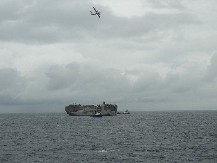 Der Frachter «Fremantle Highway» liegt etwa 16 Kilometer vor den Wattenmeerinseln Schiermonnikoog und Ameland vor Anker. - © Flugzeug der Küstenwache/Küstenwache der Niederlande/dpa