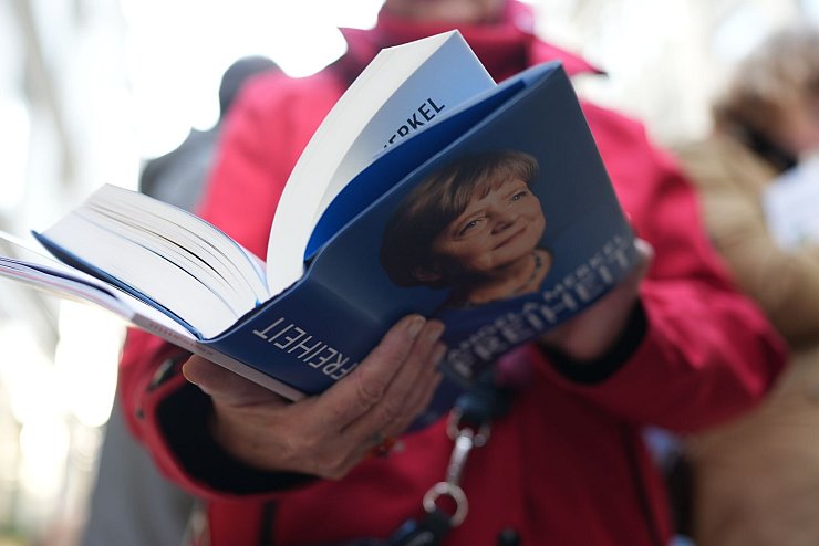Merkels Memoiren stoßen nicht nur bei ihren Fans auf Interesse. - © Marcus Brandt/dpa