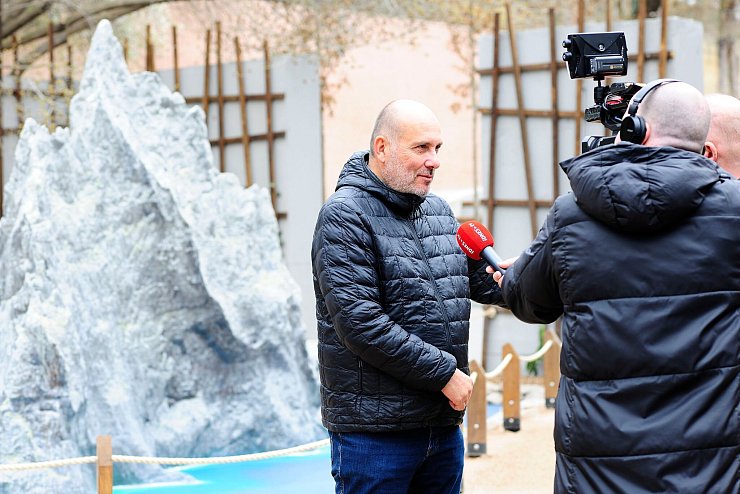Zoodirektor Miroslav Bobek spricht mit Journalisten vor einem Modell der Ball\'s Pyramid, einer australischen Felsinsel, auf der die Baumhummer heimisch sind. - © Michael Heitmann/dpa