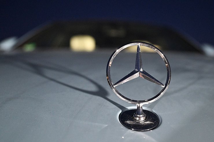 Mercedes-Benz mit Gewinneinbruch 2024 - © Bernd Weißbrod/dpa
