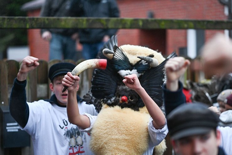Die Klaasohms tragen traditionell Masken, Schafsfelle und Vogelfedern. - © Lars Penning/dpa