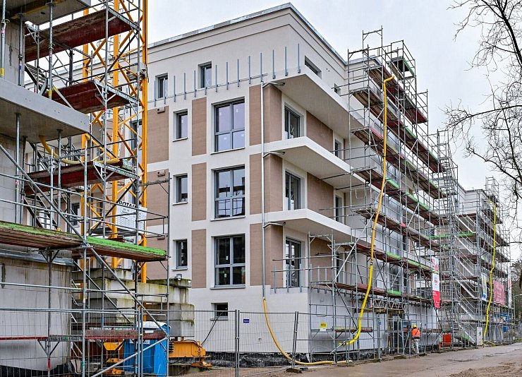 Hohe Kosten und Zinsen machen Neubauprojekte unrentabel (Archivbild) - © Patrick Pleul/dpa