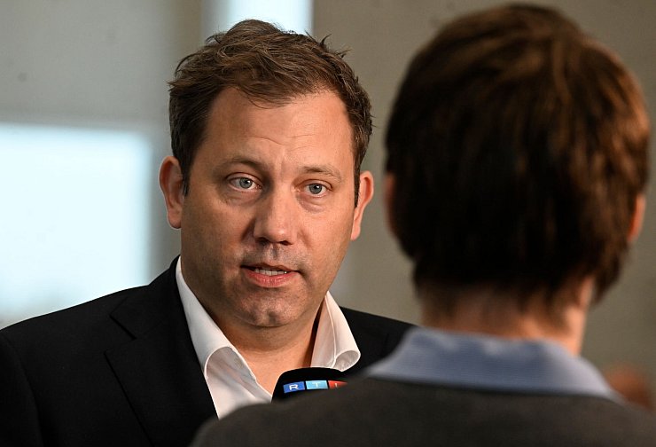 Hält nichts von Personaldebatten: SPD-Chef Lars Klingbeil. - © Roberto Pfeil/dpa