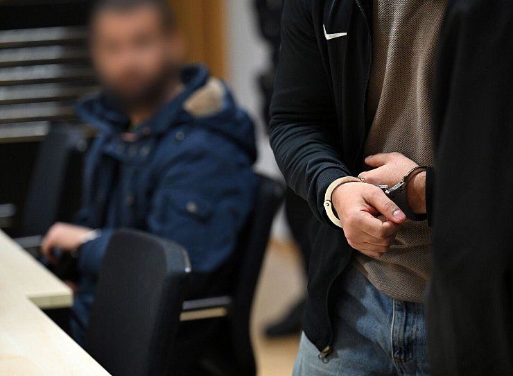 Mindestens zehn Menschen wollten die beiden Angeklagten den Vorwürfen zufolge bei einem geplanten islamistisch motivierten Anschlag in der Nähe des schwedischen Parlaments töten. - © Martin Schutt/dpa