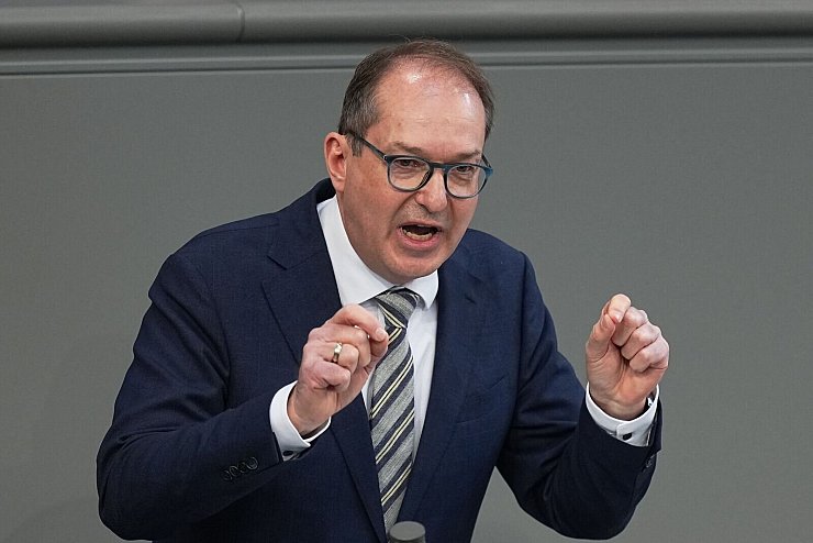 Landesgruppenchef Alexander Dobrindt könnte für die CSU den Top-Posten im Kabinett übernehmen. (Archivbild) - © Michael Kappeler/dpa