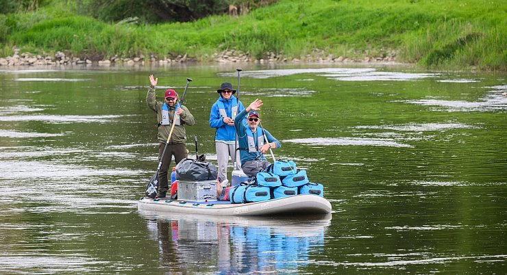 Mit einer außergewöhnlichen Tour auf der Weser will eine Gruppe Männer Spenden für ein Kinderhospiz sammeln. - © Julian Stratenschulte/dpa