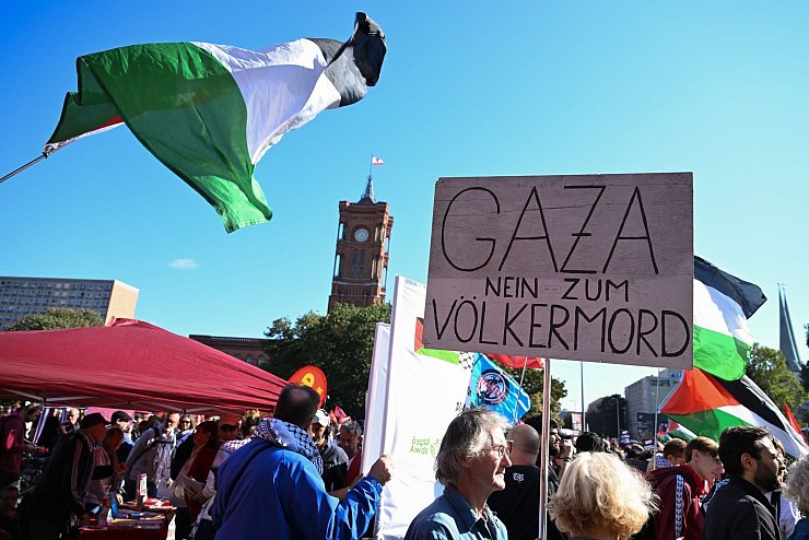 Tausende haben sich in Berlin für eine Demonstration gegen den Gazakrieg versammelt. - © Annette Riedl/dpa