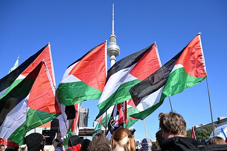 Tausende haben sich in Berlin für eine Demonstration gegen den Gazakrieg versammelt. - © Annette Riedl/dpa