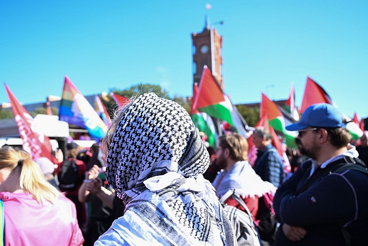 Tausende haben sich in Berlin für eine Demonstration gegen den Gazakrieg versammelt. - © Annette Riedl/dpa