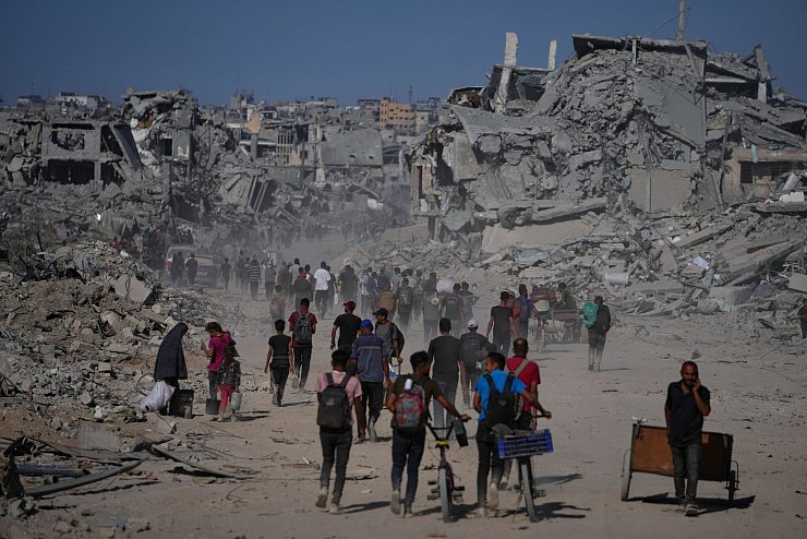 Die bisherige Lebenswelt vieler Menschen in der Stadt Gaza wurde komplett zerstört. - © Jehad Alshrafi/AP/dpa