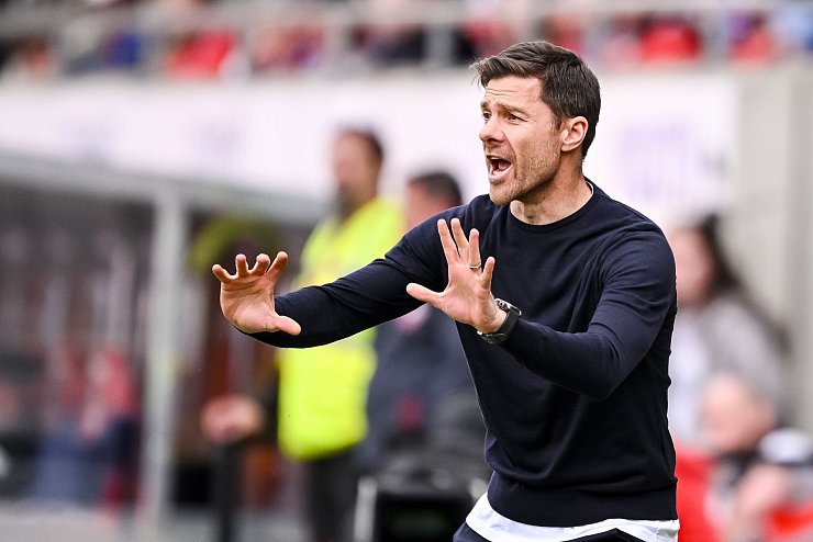 Reagierte spät: Bayers Trainer Xabi Alonso. - © Harry Langer/dpa