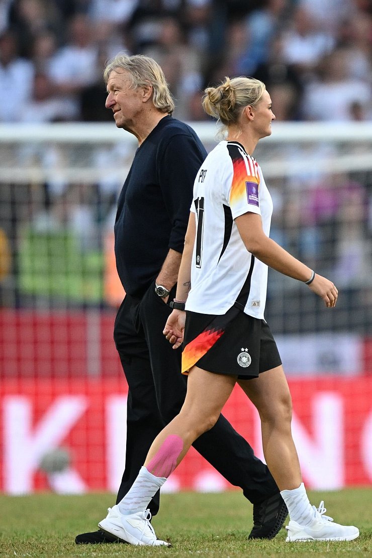 Kopfballungeheuer unter sich: Alexandra Popp und Ex-Nationalcoach Horst Hrubesch. - © Sebastian Christoph Gollnow/dpa