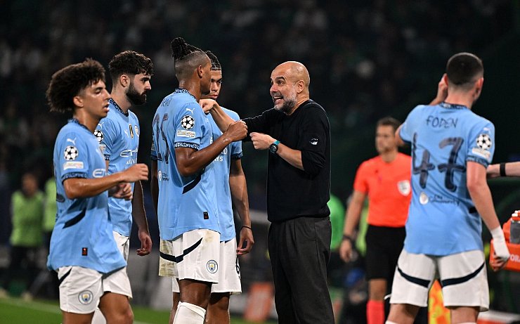 Pep Guardiola (M) ist angesichts der Niederlage bei Sporting ratlos. - © Zed Jameson/PA Wire/dpa