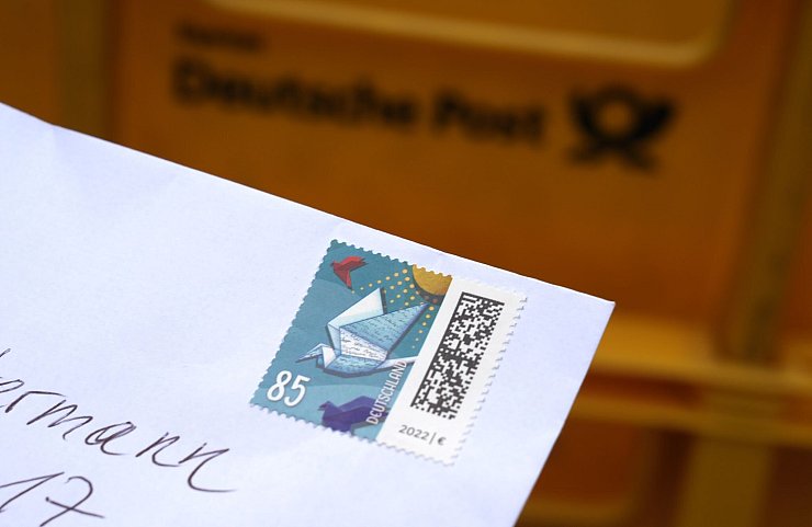 Noch kostet der Inlandsversand eines Standardbriefs in Deutschland 85 Cent. - © Marcus Brandt/dpa