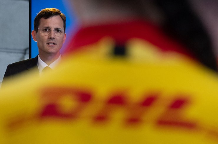 Der Chef des Logistikkonzerns DHL, Tobias Meyer, spricht vor Mitarbeitern. Das Briefgeschäft von DHL heißt Deutsche Post. - © Hendrik Schmidt/dpa
