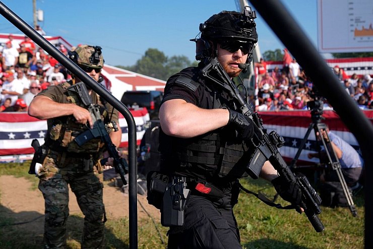 Agenten des US-Geheimdienstes Secret Service sichern eine Bühne während einer Wahlkampfveranstaltung, auf der der US-Präsidentschaftskandidat Donald Trump angeschossen wurde. - © Evan Vucci/AP/dpa