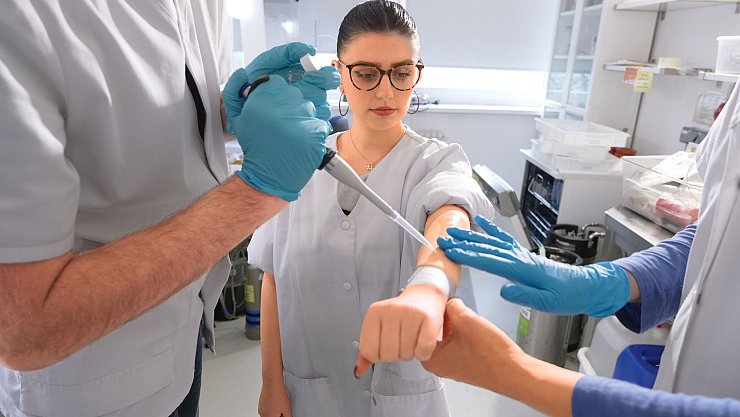 Zehn Mittel gegen Mücken und Zecken haben die Warentester geprüft. - © Stiftung Warentest/dpa-tmn