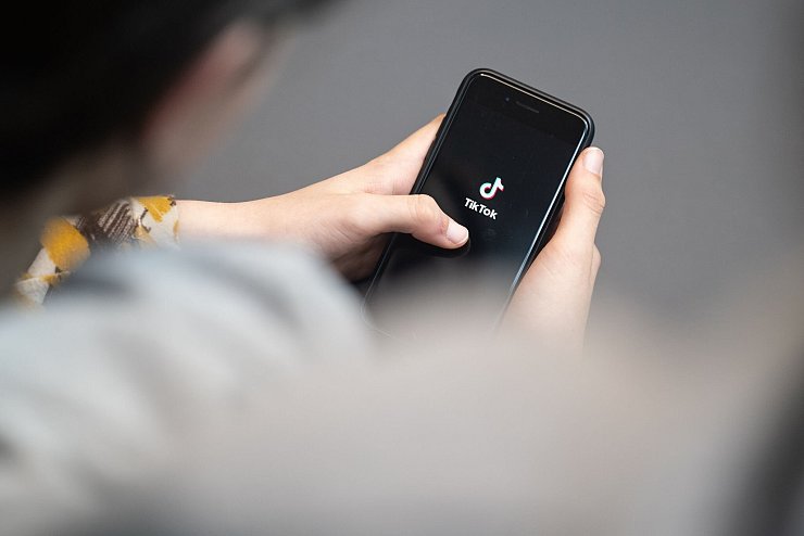 Für Antisemitismus-Forscher sind soziale Medien wie Tiktok «die Propagandaform des 21. Jahrhunderts». - © Hannes P Albert/dpa