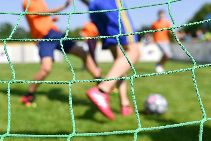 Familien mit wenig Geld sollen mehr Hilfe zum Beispiel beim Sportvereins-Beitrag erhalten. (Symboldbild) - © Uwe Anspach/dpa