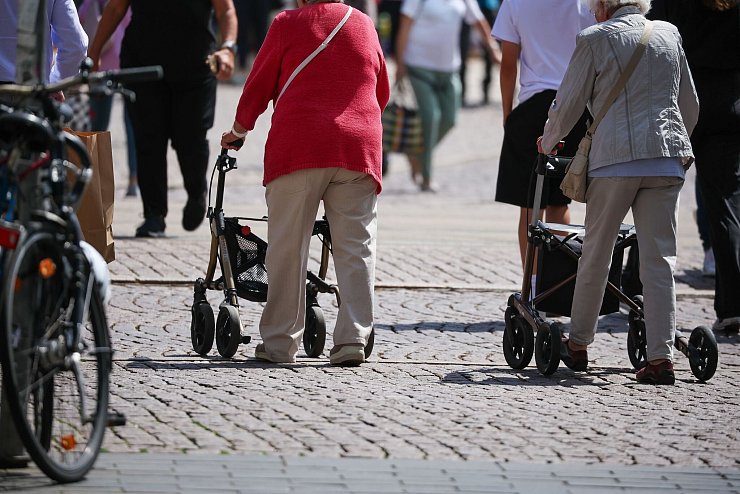 Schon früh soll in ein Depot für die Rente eingezahlt werden. (Symbolbild) - © Jan Woitas/dpa