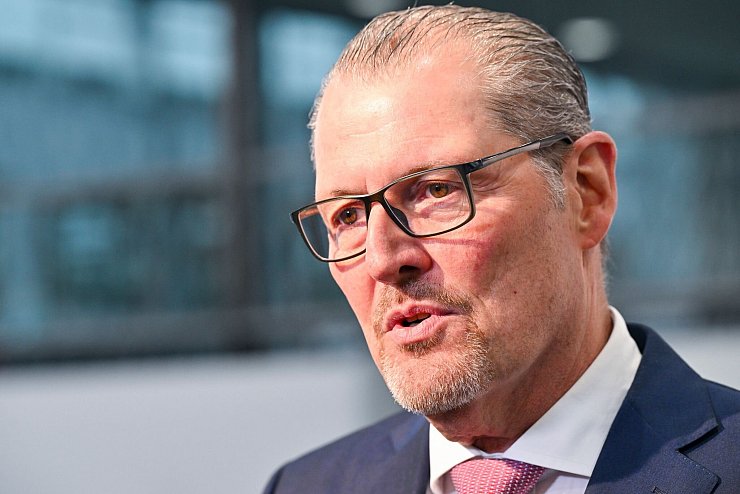 Arbeitgeberpräsident Rainer Dulger stemmt sich gegen das Tariftreuegesetz. (Archivbild) - © Peter Kneffel/dpa