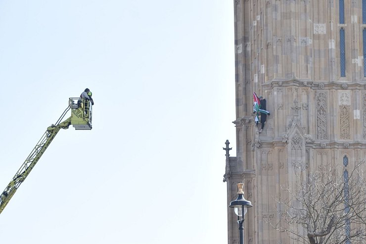 Schon tagsüber hatten Rettungskräfte ihn zum Herunterklettern bringen wollen. - © Vuk Valcic/ZUMA Press Wire/dpa