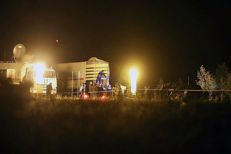 Dieses vom russischen Ermittlungskomitee veröffentlichte und von der chinesischen staatlichen Nachrichtenagentur Xinhua bereitgestellte Foto soll die Absturzstelle in der Region Twer zeigen. - © Uncredited/TASS/XinHua/dpa