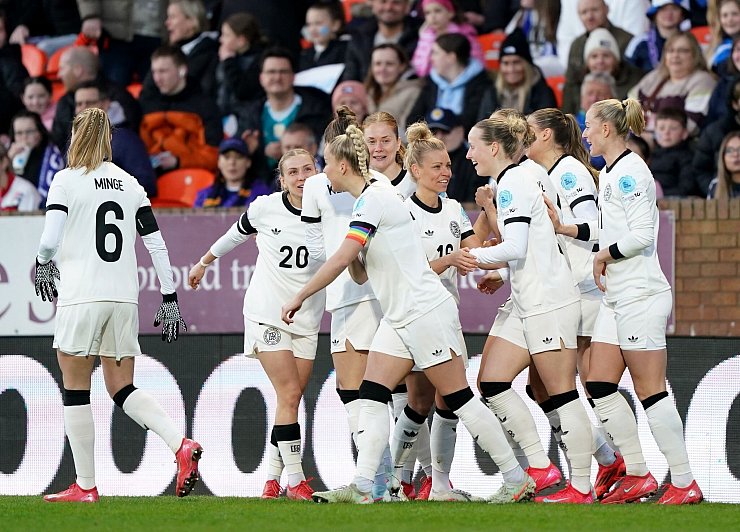 Blitztor in Schottland: Elisa Senß (2. v. l.) - © Andrew Milligan/PA Wire/dpa