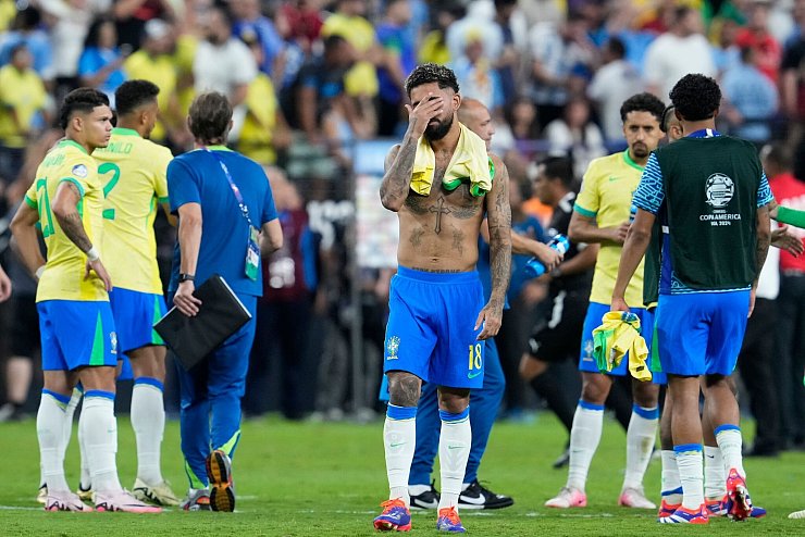 Trauer bei den brasilianischen Spielern: Douglas Luiz hält sich die Hand vor das Gesicht. - © Godofredo A. Vásquez/AP