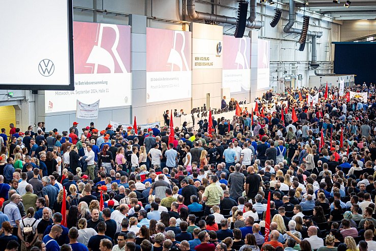 Mehr als 10.000 Teilnehmer wurden zu dem Belegschaftstreffen erwartet, weitere sollen der Versammlung vor der Halle auf Leinwänden folgen können. - © Moritz Frankenberg/dpa Pool/dpa