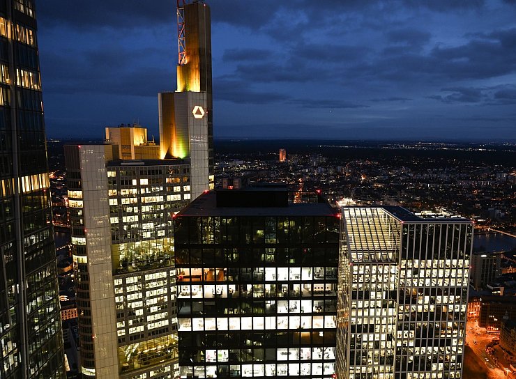 Die Commerzbank will effizienter werden und streicht Tausende Stellen. (Archivbild) - © Arne Dedert/dpa