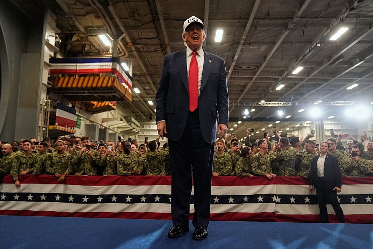 Trump besucht US-Truppen. - © Mark Schiefelbein/AP/dpa