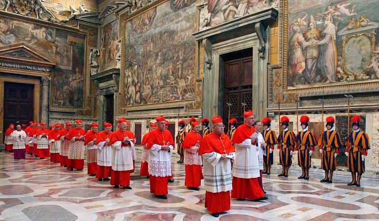 Tradition: Auf dem Weg zum Konklave im Jahr 2005. (Archivbild) - © Uncredited/Osservatore Romano via AP/dpa