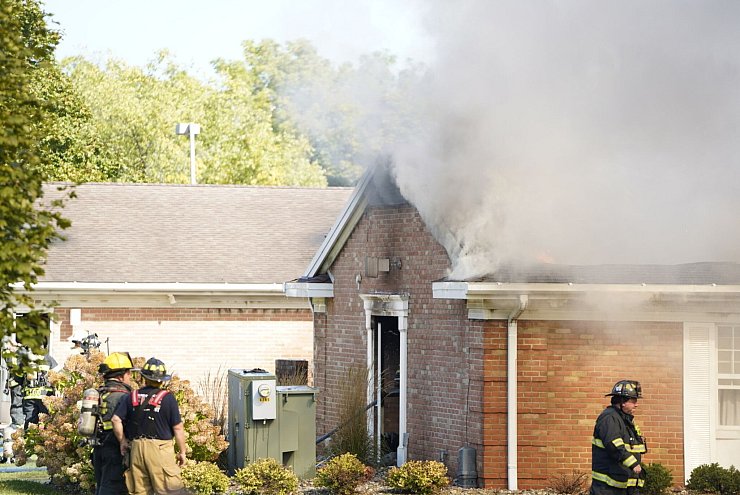 Das Gebäude der Mormonen-Kirche in Grand Blanc, Michigan, wurde durch das vom Schützen gelegte Feuer weitgehend zerstört. - © Lukas Katilius/The Flint Journal/AP/dpa