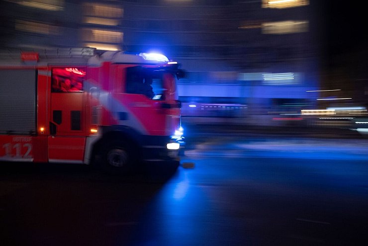 Feuerwehrauto an Silvester in Berlin unterwegs - © Paul Zinken/dpa