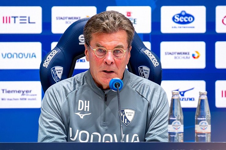 Dieter Hecking bei seiner Vorstellung am Dienstag. - © David Inderlied/dpa