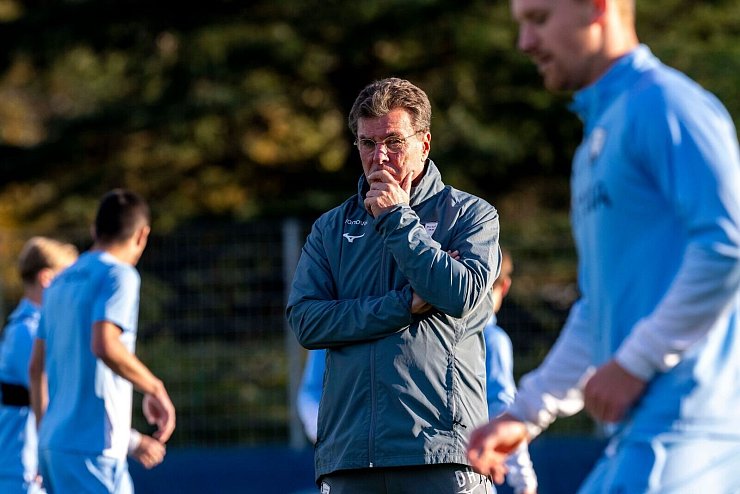 Dieter Hecking beim Training mit dem VfL Bochum. - © David Inderlied/dpa