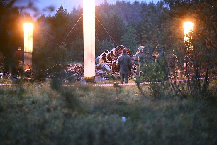 Einsatzkräfte am Absturzort in der Nähe des Dorfes Kuschenkino. Über die Ursache des Absturzes gibt es bislang nur Spekulationen. - © Uncredited/AP/dpa