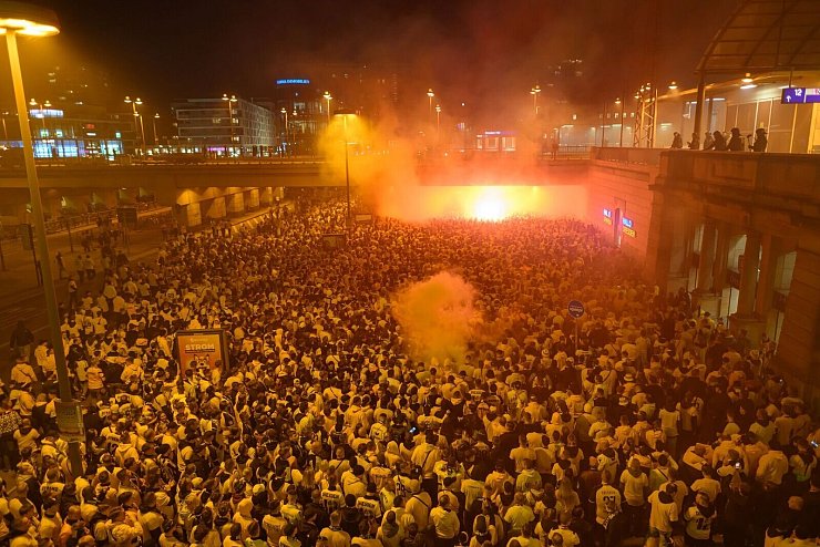 Die Dresdner Anhänger zogen vor dem Pokalspiel vom Hauptbahnhof zum Stadion in einem Fanmarsch. - © Robert Michael/dpa