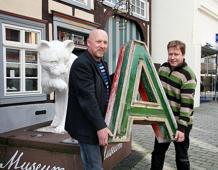Das A kommt raus: Franz Meyer (links) und Arnold Beuke tragen das "A" aus dem Schriftzug der ehemaligen Hoffmanns Stärke Fabriken aus dem Museum. - © Foto: Kantelberg