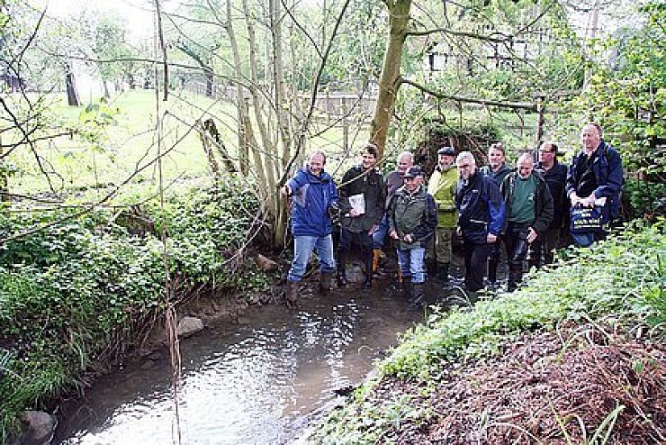 Gewässerschau: Bernd Mühlenmeier, Jürgen Benning (Untere Wasserbehörde), Heinz Tödheide (Kreisfischereiberater), Ewald Küster, Wilfried Kohlmeyer, Umweltausschussvorsitzender Jürgen Hachmeister, Cord Frevert, Adolf Meier zu Döldissen, H. Potthast und Karlheinz Meier (von links) begutachten die Windwehe. Foto: Breder