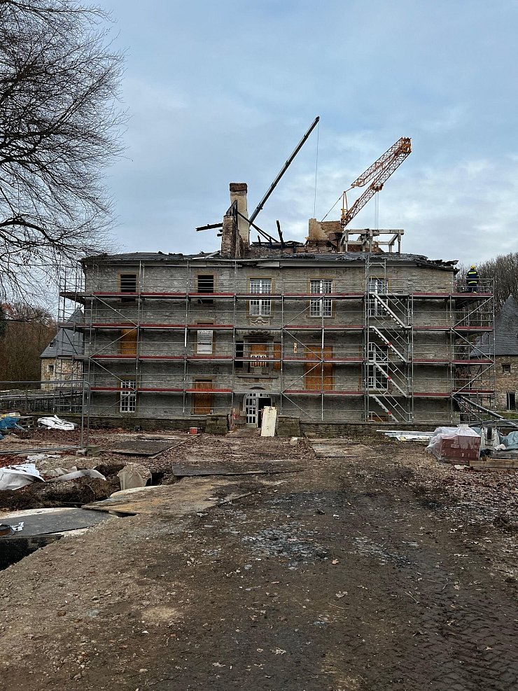 Das Technische Hilfswerk (THW) hat die Reste des verkohlten Dachstuhls komplett abgetragen. - © -/Feuerwehr Velbert/dpa