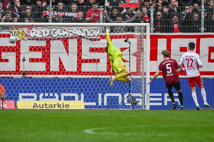 Jahn-Stürmer Noah Ganaus erzielt per Kopf das 2:1. - © Armin Weigel/dpa