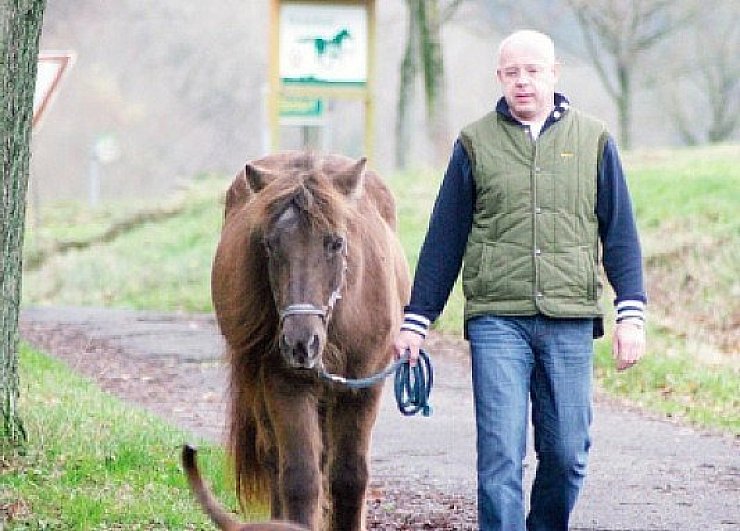 Von der Weide in den Stall: Diesen Weg empfiehlt Dr. Jan Rottmann vor allem an sehr feuchten, nebeligen und frostfreien Tagen in der dunklen Jahreszeit. Foto: Backe