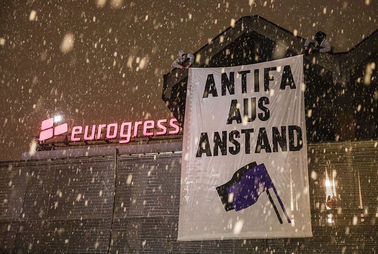 Demonstranten entrollen auf dem Dach des Eurogress ein Plakat mit der Aufschrift «Antifa aus Anstand». Die Demonstration richtet sich gegen eine «Bürgerdialog»-Veranstaltung der AfD im Eurogress. - © Oliver Berg/dpa