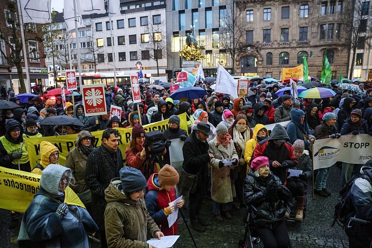 Über 2000 Demonstranten zählte die Polizei. - © Oliver Berg/dpa